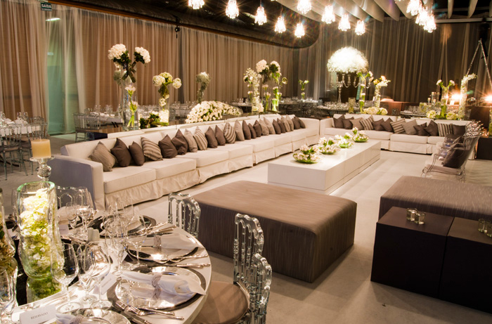 As cadeiras e poltronas de acrílico deram uma leveza aos ambientes.