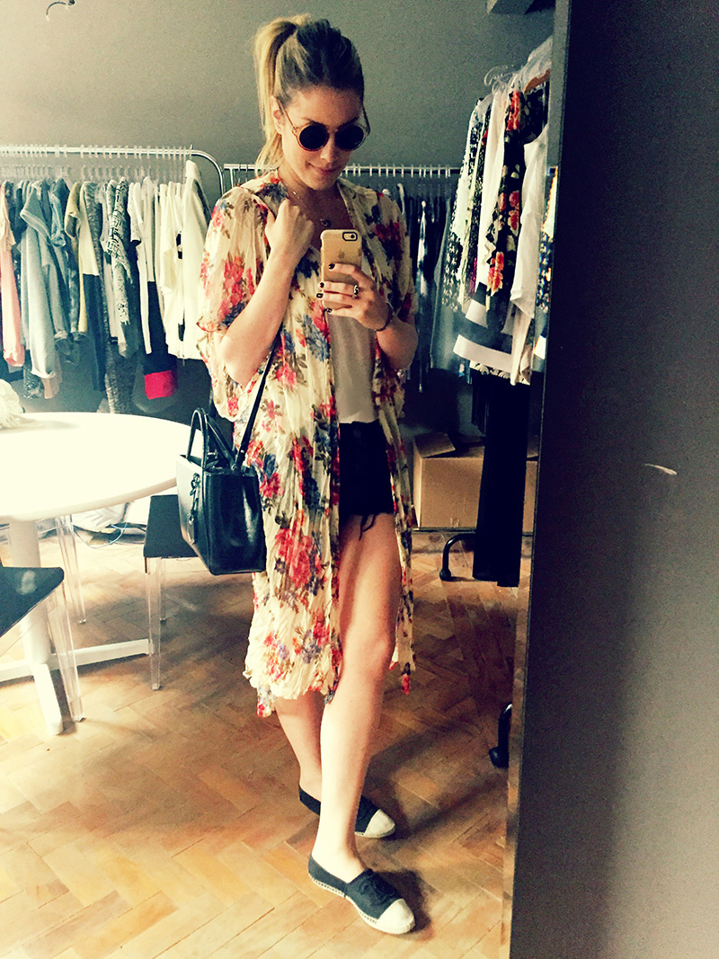 Regata + Short: Pop Up Store / Kimono longo: Comprei na Saks em Miami / Alpargatas: Chanel / Bolsa: Fendi / Óculos: Urban Outfitters 