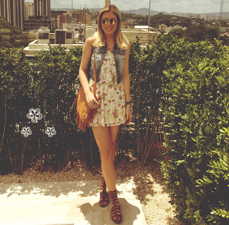 Vestido + Colete + Bolsa: Dafiti / Sandália: Arezzo / Óculos: Spektre
