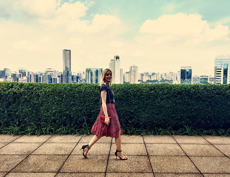 T-Shirt + Saia + Colar: Dafiti / Bolsa: Chanel / Óculos: Livo