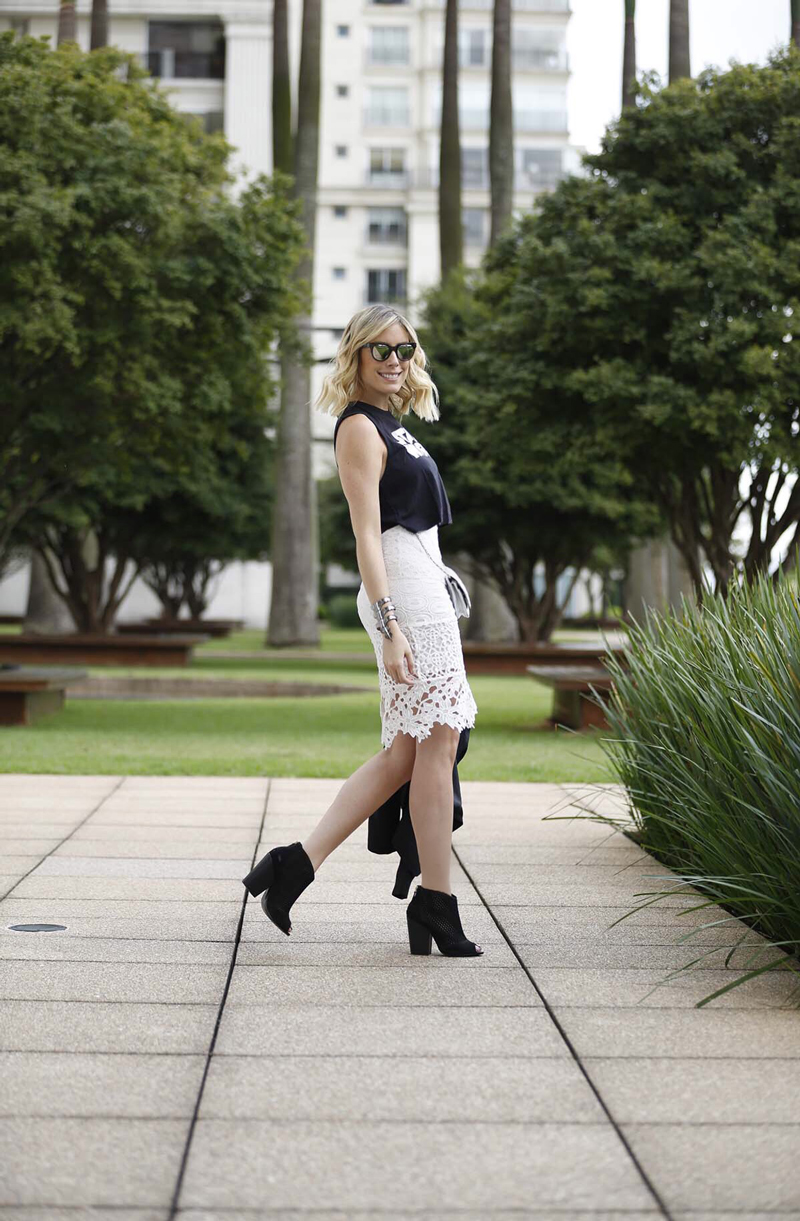 Regata + Saia + Blazer: Dafiti / Sapato: Arezzo / Óculos: Spektre / Bracelete: Bianca Bertoni/ Bolsa: Chanel