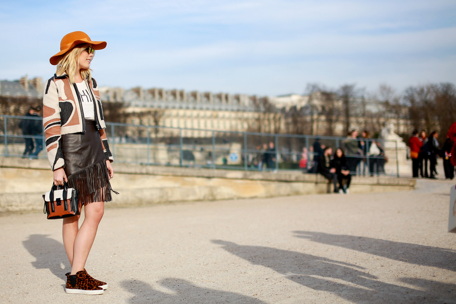 Saia: Cris Capoani / T-Shirt: Pop Up Store (coleção nova!) / Casaco: Coven / Tênis: Zara/ Chapéu: Graciella Starling/ Bolsa: Philip Lim / Óculos: Spektre