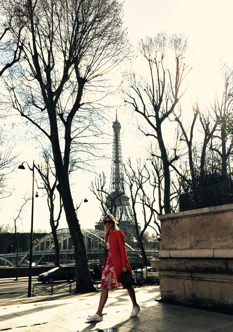 T-Shirt: Julie Chermann / Saia: Isolda / Casaco : Carina Duek / Tênis: Adidas / Bolsa: Celine/ Óculos: Illesteva