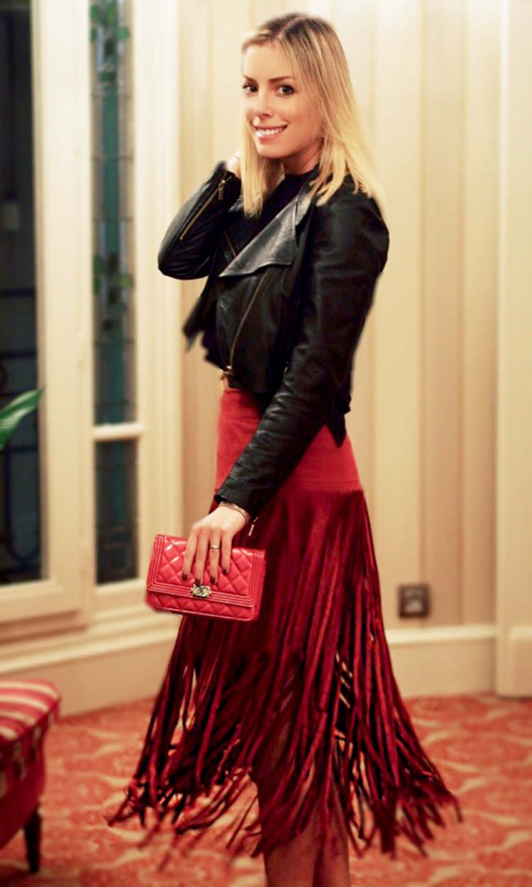 Saia: Tigresse / Blusa: Helmut Lang / Jaqueta de Couro: Fit / Sapato: Valentino / Bolsa: Chanel