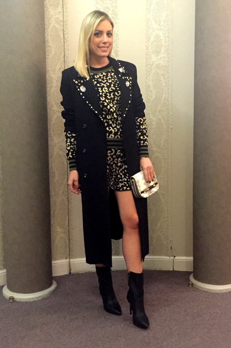 Tricot + Saia: Pop Up Store / Casaco: Fabio Kawallys / Bolsa: Jimmy Choo / Bota: Carmen Steffens