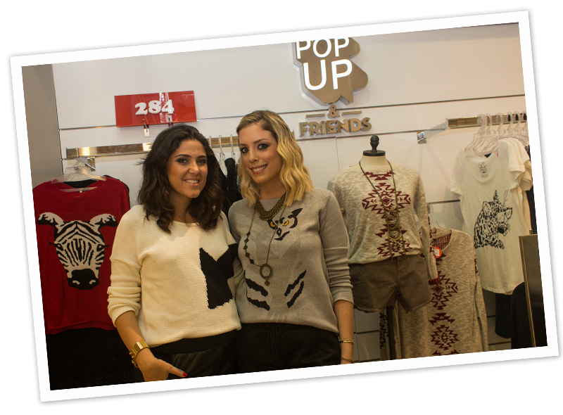 Eu e Dani na frente do corner da Pop Up & Friends! :) 
