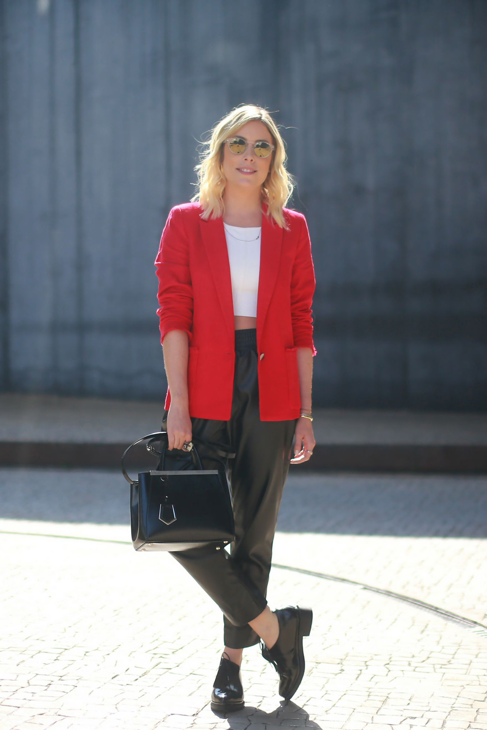 Calça: Leboh / Blusa cropped: Pop Up Store / Blazer: MNG / Sapato: Zara / Bolsa: Fendi / Óculos: Livo 