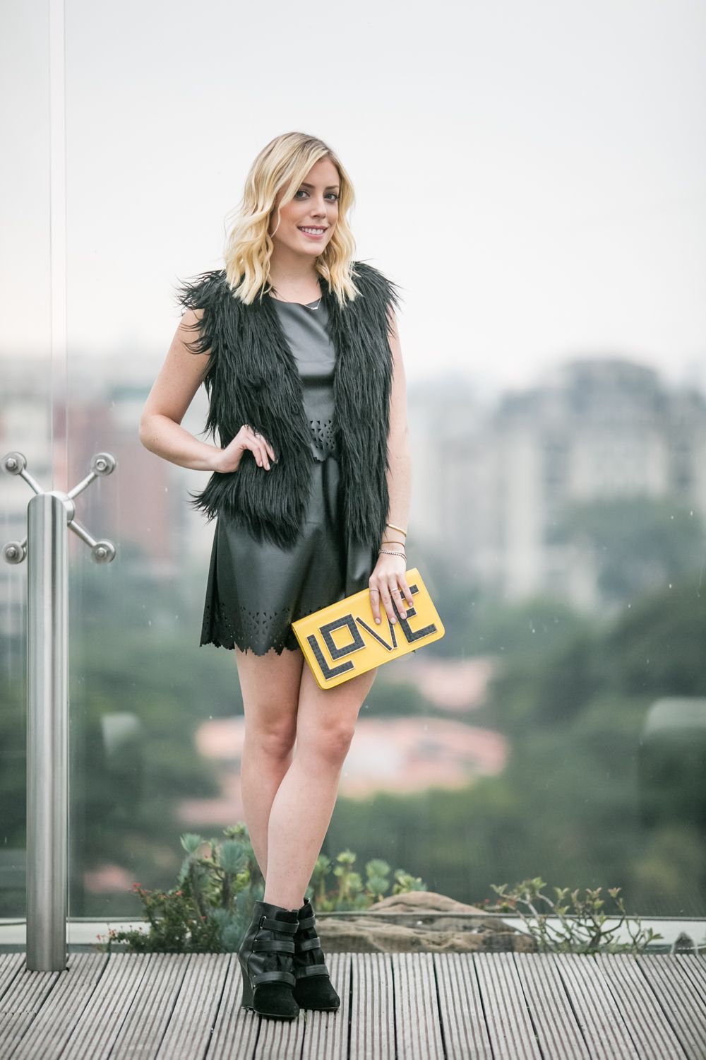 Top + saia: Pop Up Store (verão 2016!) / Colete de pele (fake!): Guess / Sapato: Pop Up Store / Clutch: Les Petit Joueres