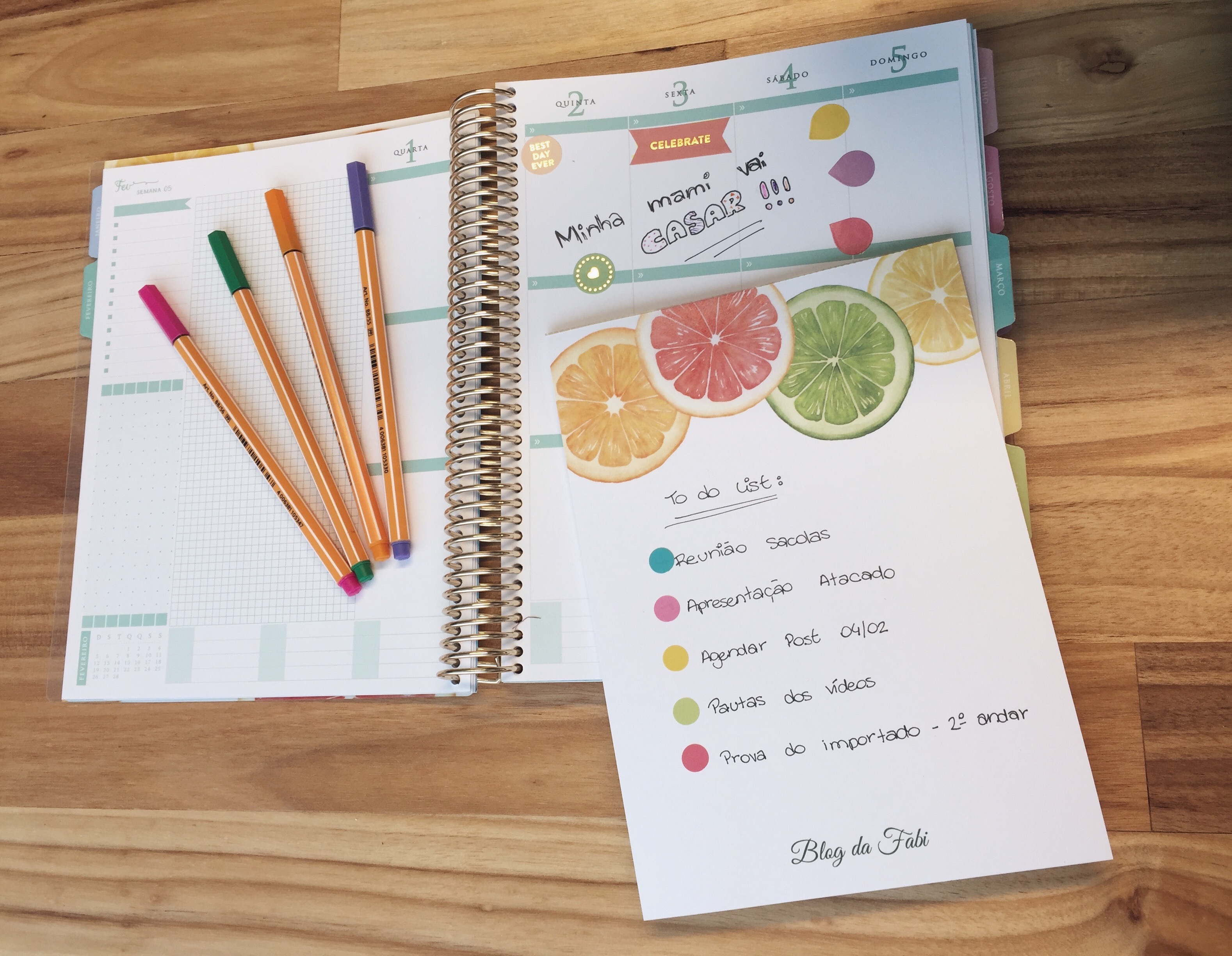 Esse bloco de notas é ótimo! Uso muito como rascunho, antes de passar os compromisso para o planner! E também carrego comigo em todas as reuniões! :)